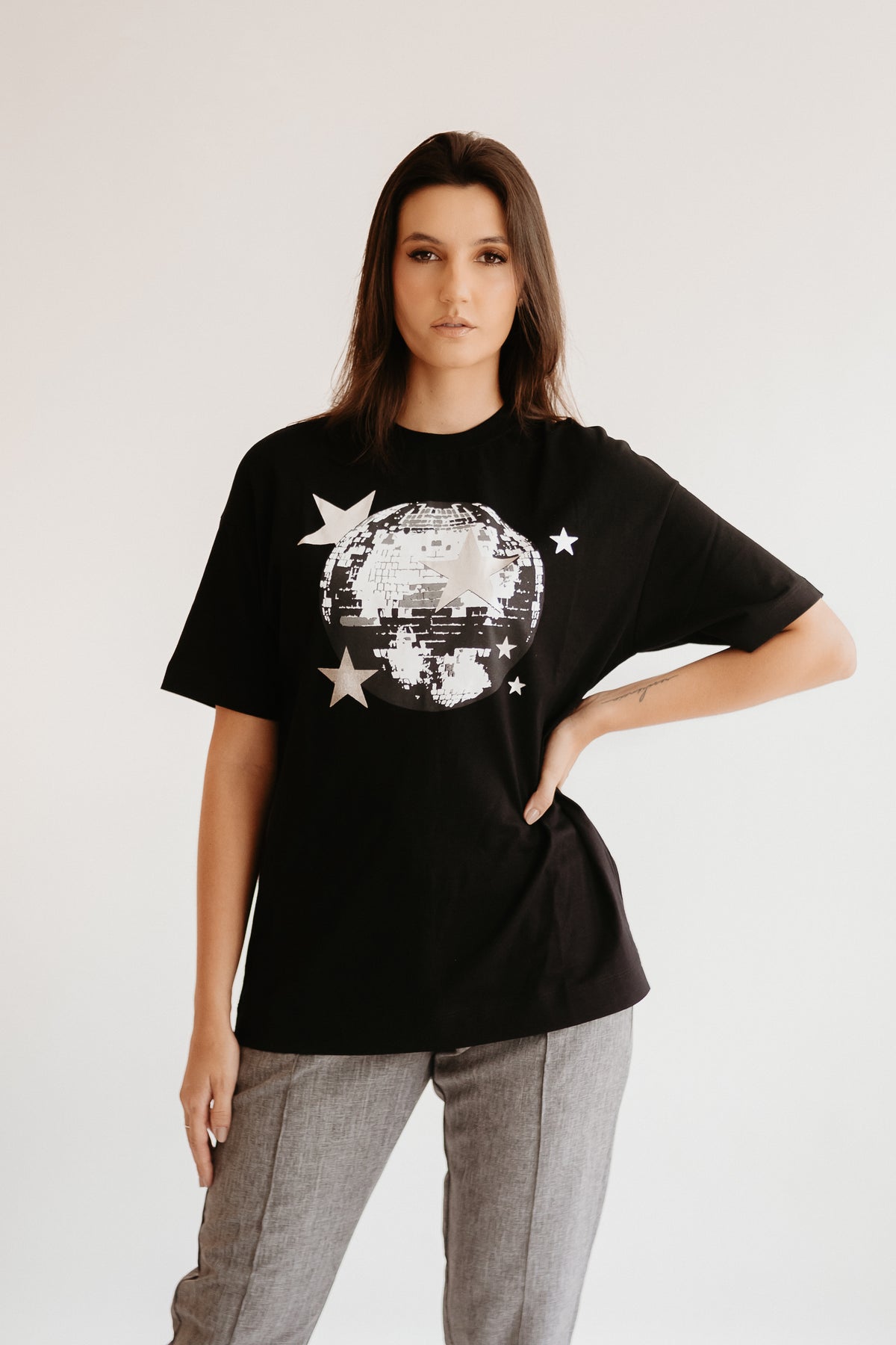 T-shirt preta globo prata