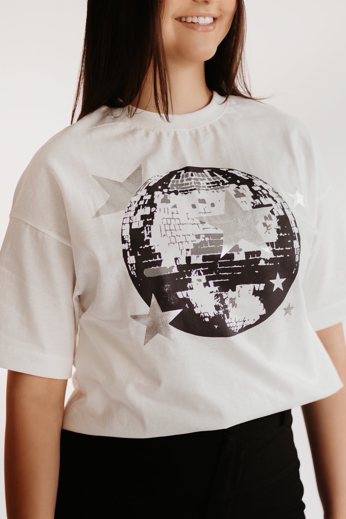 T-shirt branca globo prata