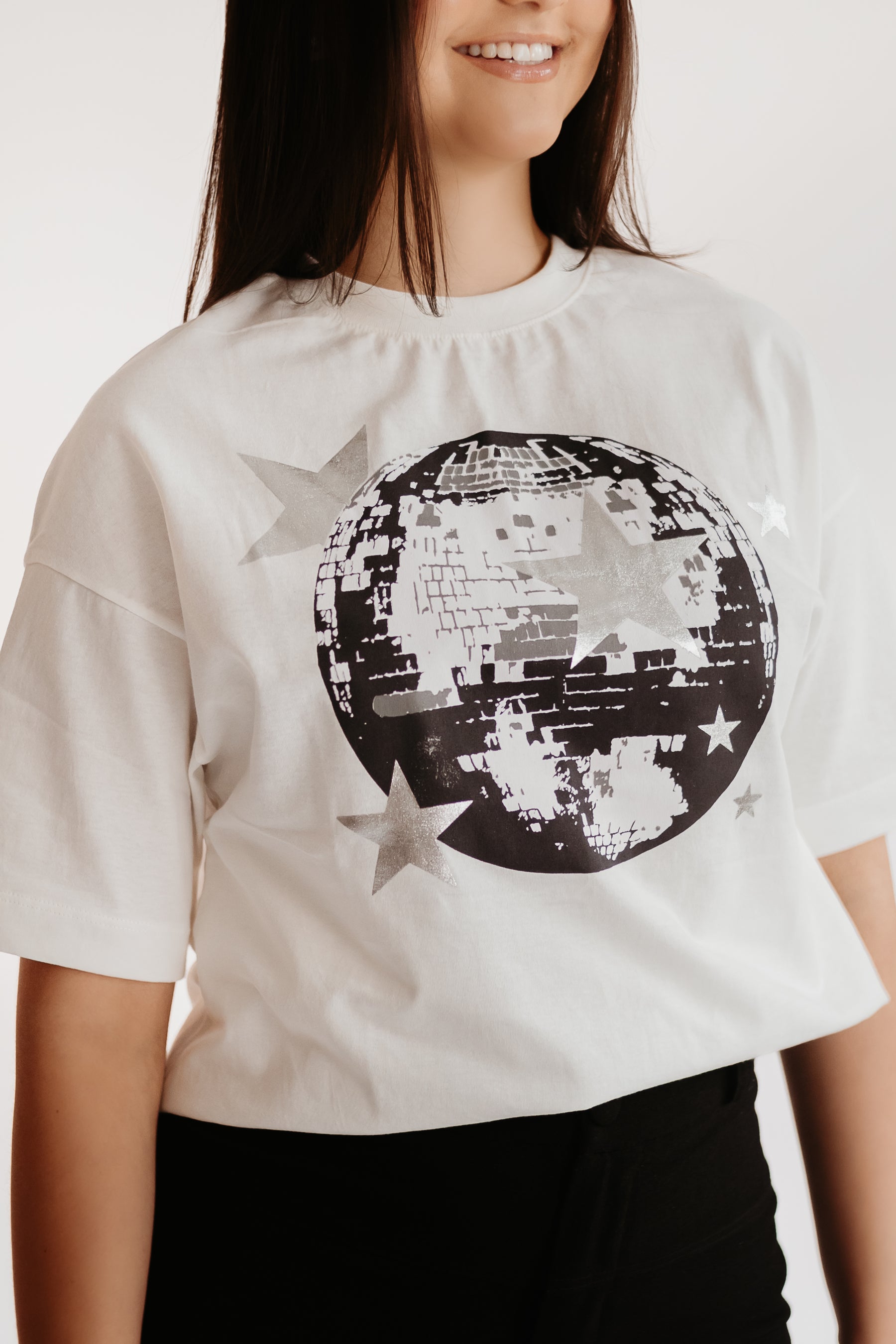 T-shirt branca globo prata