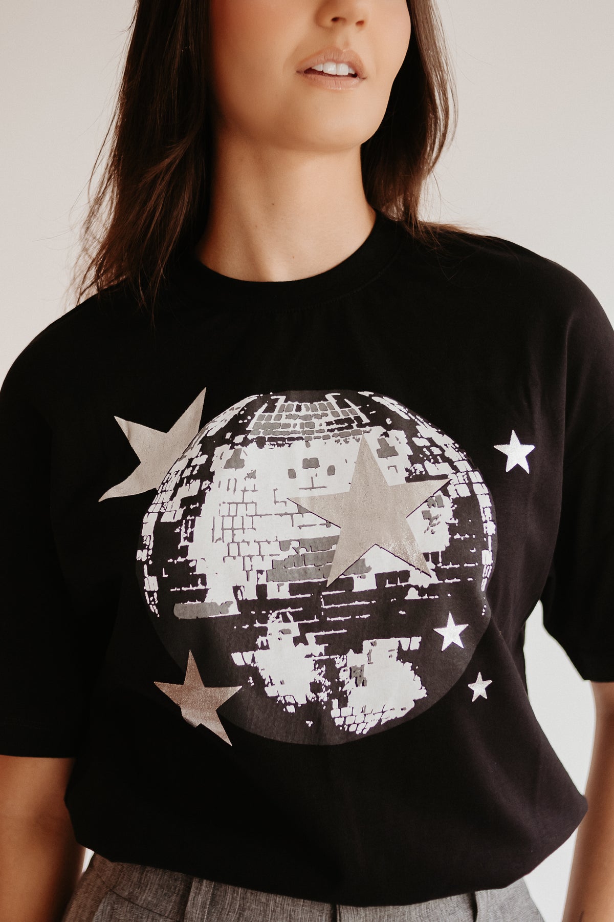 T-shirt preta globo prata