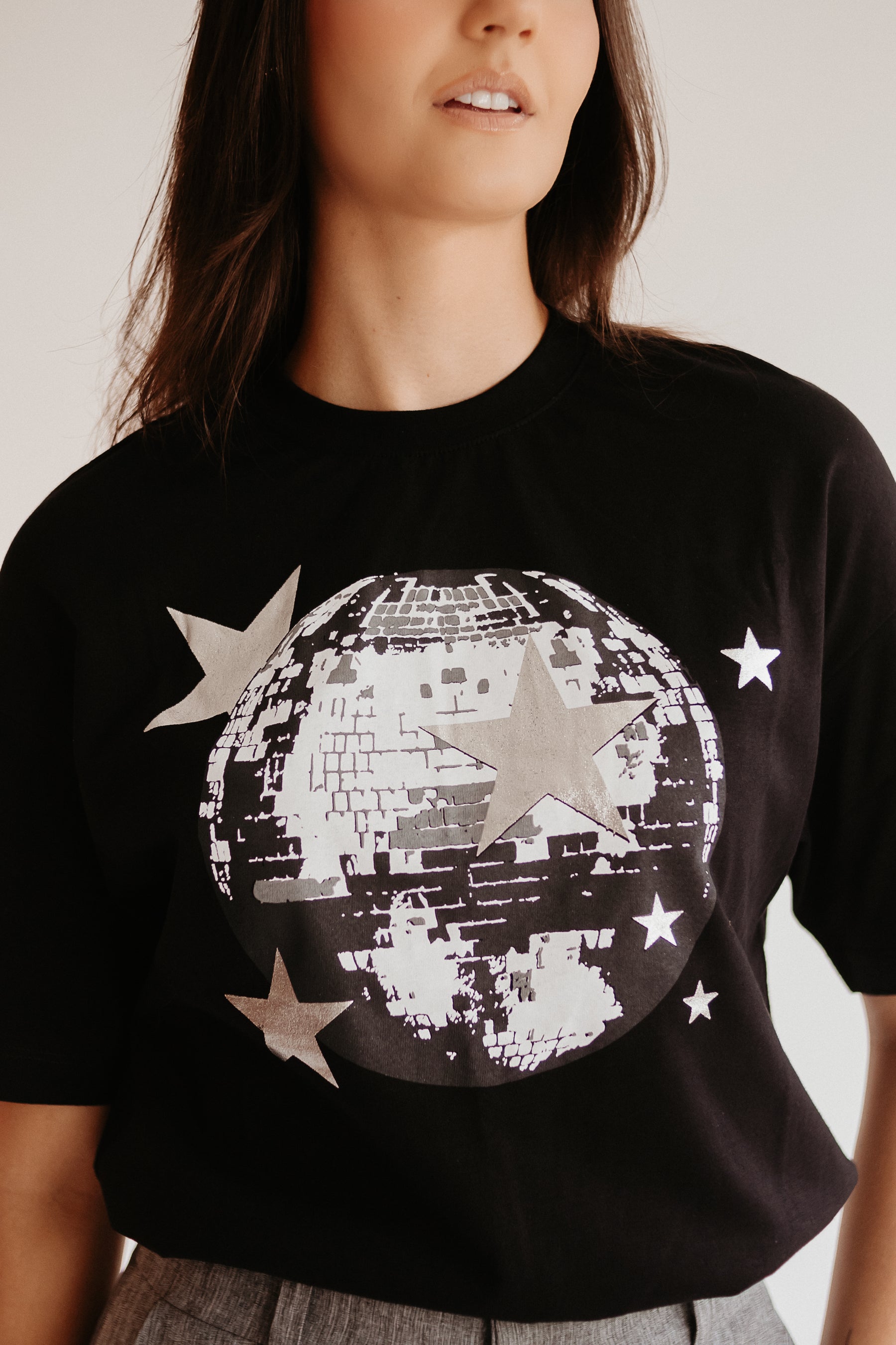 T-shirt preta globo prata